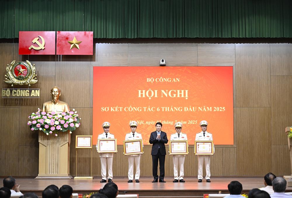 Nhiều tập thể, cá nhân có thành tích xuất sắc trong 6 tháng đầu năm 2025 được biểu dương, trao thưởng tại Hội nghị sơ kết công tác công an Bộ Công an